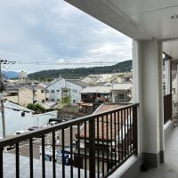京都市東山区本町8丁目66 の賃貸物件/共用廊下からは周囲の屋根越しに東山の山並みがちらり