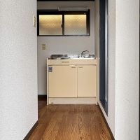 京都市東山区本町8丁目66 の賃貸物件/玄関を入ると正面にコンパクトなキッチン