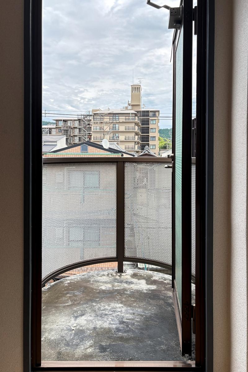 京都市東山区本町8丁目66 の賃貸物件/東側のベランダ。周囲は建物が多いですが空はしっかり見えています
