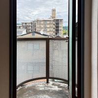 京都市東山区本町8丁目66 の賃貸物件/東側のベランダ。周囲は建物が多いですが空はしっかり見えています