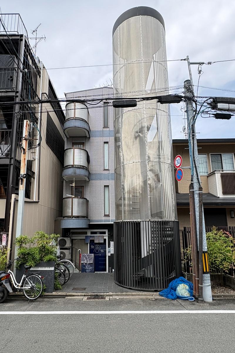 京都市東山区本町8丁目66 の賃貸物件/パンチングメタルに覆われた螺旋階段が目印