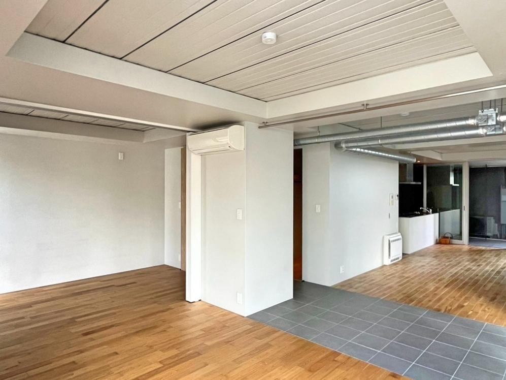 京都市下京区新町通五条下ル蛭子町107-3の賃貸物件/間取りは大きなL字。左側を寝室として引戸で区切ることが可能（写真は302）