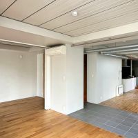京都市下京区新町通五条下ル蛭子町107-3の賃貸物件/間取りは大きなL字。左側を寝室として引戸で区切ることが可能（写真は302）