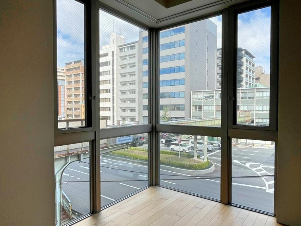 京都市下京区新町通五条下ル蛭子町107-3の賃貸物件/北西向。少し目線を下すと歩道橋が見えるので植物か何かで目線対策があった方が良さそう（写真は302）