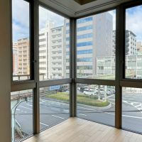 京都市下京区新町通五条下ル蛭子町107-3の賃貸物件/北西向。少し目線を下すと歩道橋が見えるので植物か何かで目線対策があった方が良さそう（写真は302）