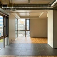 京都市下京区新町通五条下ル蛭子町107-3の賃貸物件/一部はタイル張りのスペース。奥のラインの上部にはカーテン等を吊るせるバーが設置済み（写真は302）