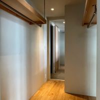 京都市下京区新町通五条下ル蛭子町107-3の賃貸物件/ベッドスペースからキッチンに通り抜けることの出来るストレージ（写真は302）