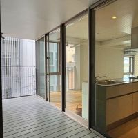 京都市下京区新町通五条下ル蛭子町107-3の賃貸物件/自転車や収納ラックを置けるデッキのバルコニーであり玄関