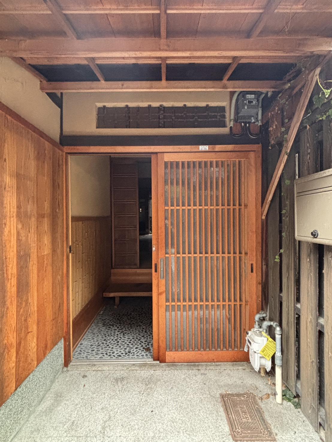 京都市上京区油小路通一条上る二丁目革堂西町530 の賃貸物件/1階｜玄関前は軒が長く、雨にぬれずにすみそう。