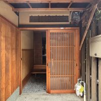 京都市上京区油小路通一条上る二丁目革堂西町530 の賃貸物件/1階｜玄関前は軒が長く、雨にぬれずにすみそう。