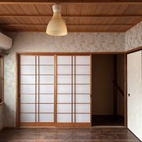 京都市上京区油小路通一条上る二丁目革堂西町530 の賃貸物件/2階｜右の障子を開けると階段。左側を開けるとトイレ。