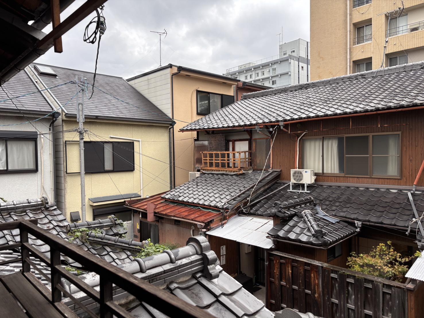 京都市上京区油小路通一条上る二丁目革堂西町530 の賃貸物件/2階｜窓からは、隣家の瓦屋根が間近に見えます。