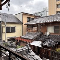 京都市上京区油小路通一条上る二丁目革堂西町530 の賃貸物件/2階｜窓からは、隣家の瓦屋根が間近に見えます。