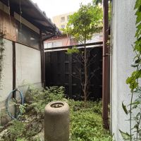 京都市上京区油小路通一条上る二丁目革堂西町530 の賃貸物件/1階｜石鉢を据えた坪庭。表側の庭がこちら。