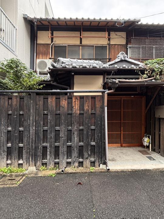 京都市上京区油小路通一条上る二丁目革堂西町530 の賃貸物件/木塀と格子戸が目印。
