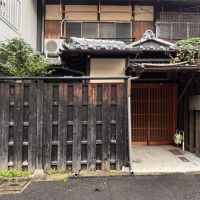 京都市上京区油小路通一条上る二丁目革堂西町530 の賃貸物件/木塀と格子戸が目印。