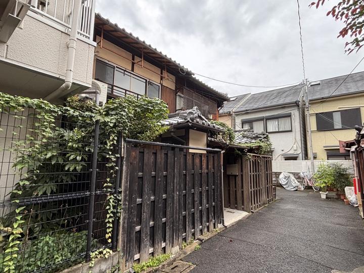 京都市上京区油小路通一条上る二丁目革堂西町530 の賃貸物件/前道の幅員は2.8mほどなので、車での乗り入れは避けたほうが良さそう。