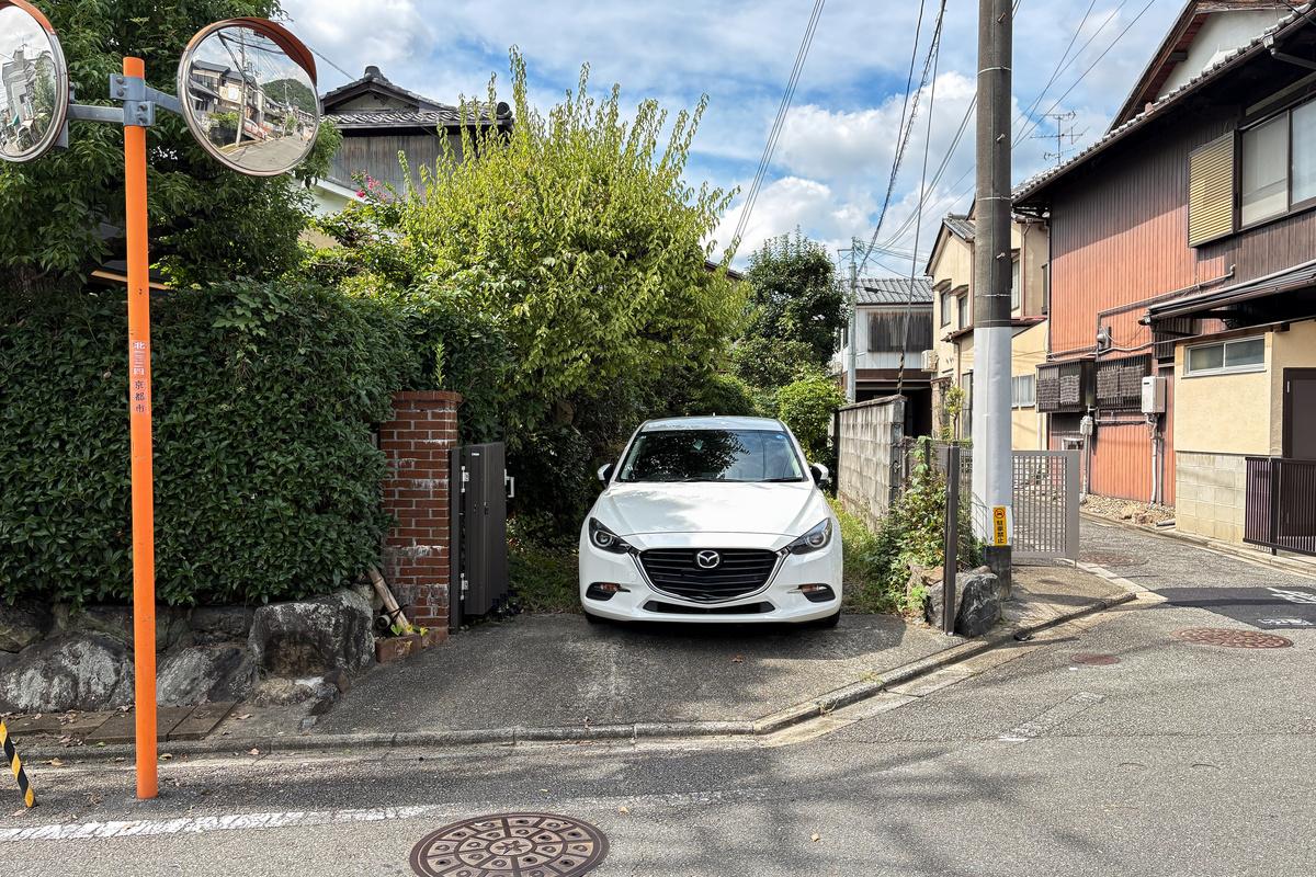 京都市右京区龍安寺斎宮町15番地2の賃貸物件/駐車スペースはもう少し奥行きがあって軽自動車なら2台駐車できそう