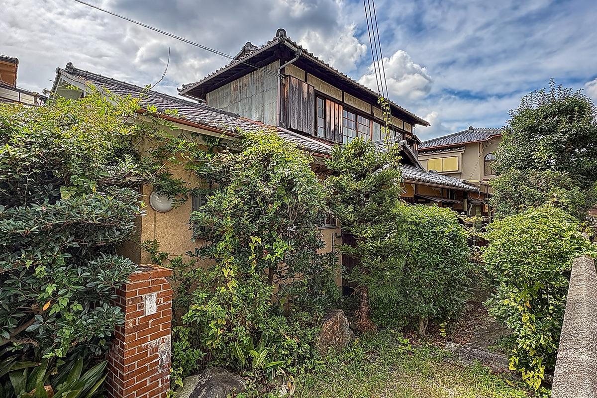 京都市右京区龍安寺斎宮町15番地2の賃貸物件/⑮ 緑に覆われた外観。この先に何があるのか気になる佇まい