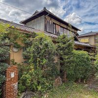 京都市右京区龍安寺斎宮町15番地2の賃貸物件/⑮ 緑に覆われた外観。この先に何があるのか気になる佇まい