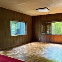 京都市右京区龍安寺斎宮町15番地2の賃貸物件/ 一転してこちらは板張りの16帖。教室や事務所利用なら何かと頼りになりそう。窓の先に見えるのは離れでオーナーさんのご親族が1年に数回使用されます。