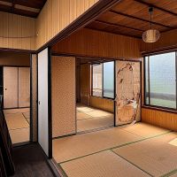 京都市右京区龍安寺斎宮町15番地2の賃貸物件/2階は和室が二間。窓が大きく両側に設けられており、古い家にしては思いのほか明るい空間