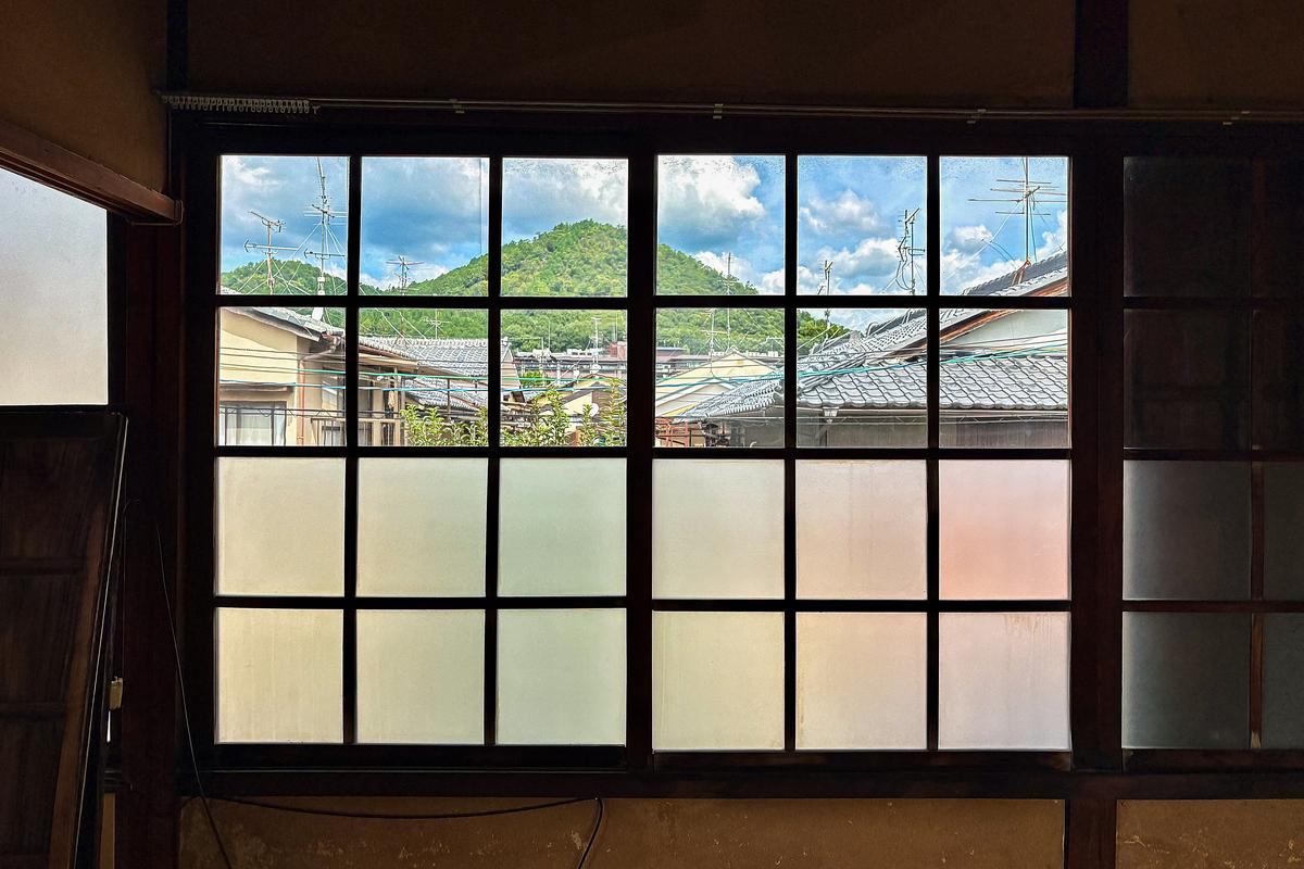 京都市右京区龍安寺斎宮町15番地2の賃貸物件/2階の窓からは古い建具越しの衣笠山。山の稜線まできれいに見えます