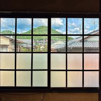 京都市右京区龍安寺斎宮町15番地2の賃貸物件/2階の窓からは古い建具越しの衣笠山。山の稜線まできれいに見えます
