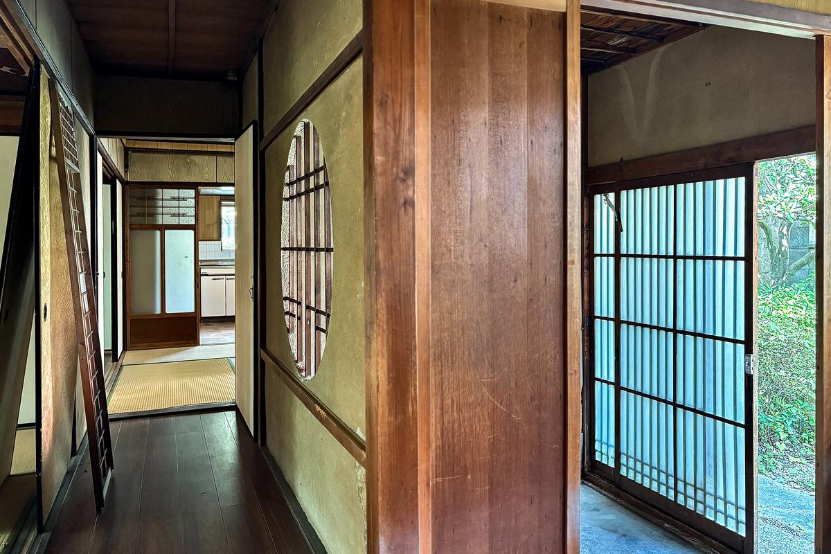 京都市右京区龍安寺斎宮町15番地2の賃貸物件/玄関から奥へ伸びる廊下。格子や木の建具が残り歩くだけでも目に留まるものがいくつもあります