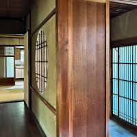 京都市右京区龍安寺斎宮町15番地2の賃貸物件/玄関から奥へ伸びる廊下。格子や木の建具が残り歩くだけでも目に留まるものがいくつもあります
