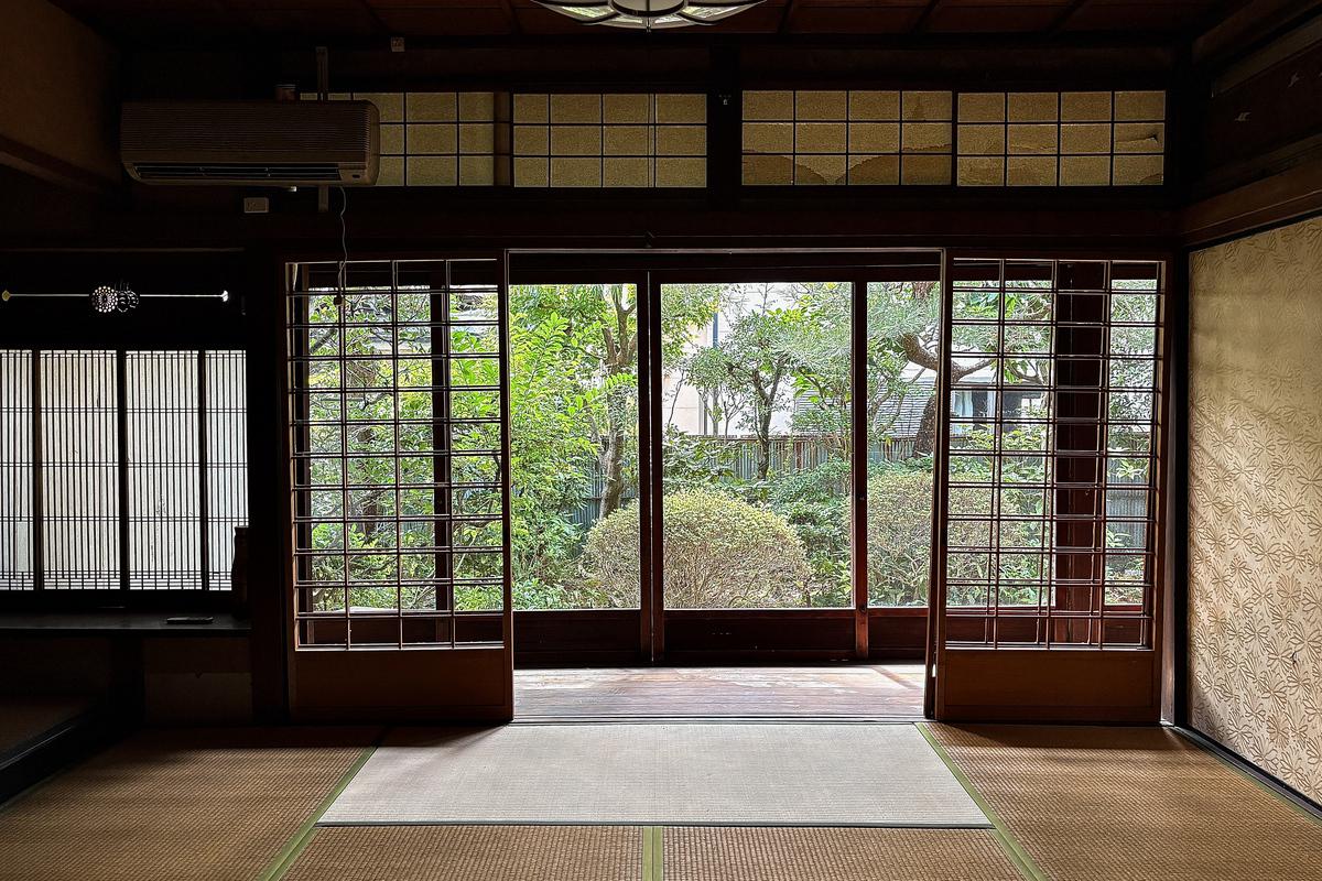 京都市右京区龍安寺斎宮町15番地2の賃貸物件/写真でもわかる通り場所によっては不陸があります。この辺りも含め改装前提で見てもらいたい建物です
