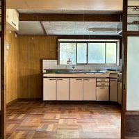 京都市右京区龍安寺斎宮町15番地2の賃貸物件/昔ながらの台所。ここをどう直すかで住まいにも商いにもかなり表情が変わりそう