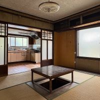 京都市右京区龍安寺斎宮町15番地2の賃貸物件/掘りごたつのある和室。台所ともひと続きでこの家の中ではいちばん生活の気配が濃い一室