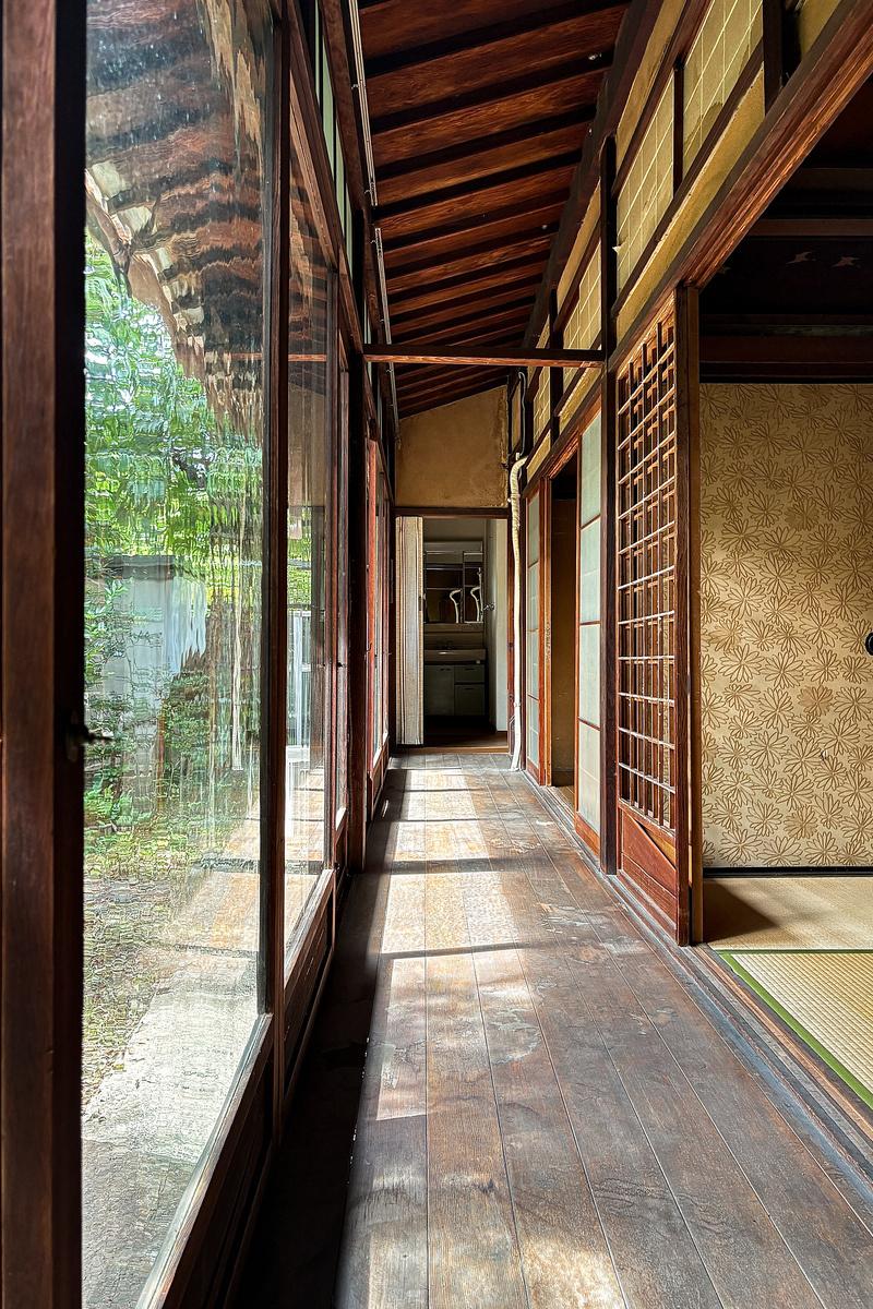 京都市右京区龍安寺斎宮町15番地2の賃貸物件/縁側を囲うのは今では貴重な大正ガラス。少し歪んだガラス越しの庭はゆらゆらと揺らめいて見える