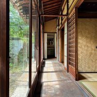 京都市右京区龍安寺斎宮町15番地2の賃貸物件/縁側を囲うのは今では貴重な大正ガラス。少し歪んだガラス越しの庭はゆらゆらと揺らめいて見える