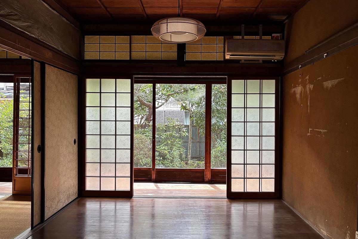 京都市右京区龍安寺斎宮町15番地2の賃貸物件/ガラス戸の向こうには庭が広がります。部屋の中からこれだけ緑が見えるのもこの家のいいところ