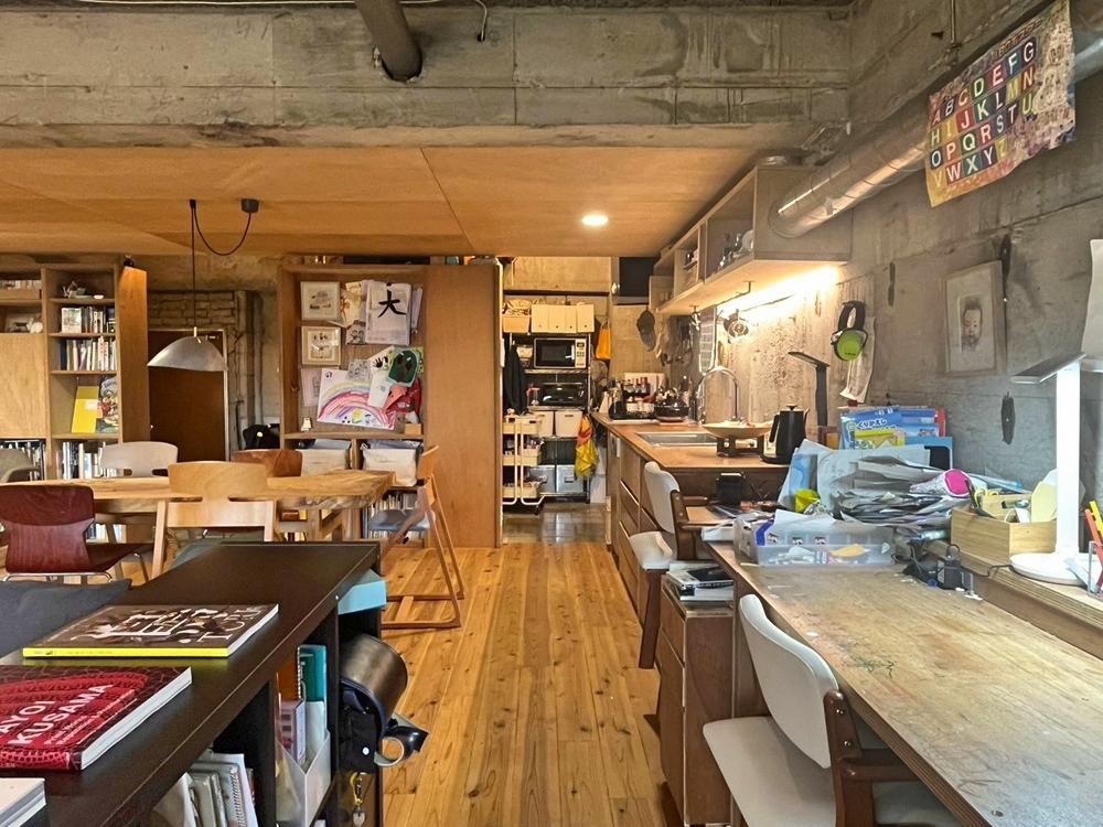 京都市左京区聖護院蓮華蔵町46の売買物件/キッチン奥（真正面）にはパントリー。その左側に冷蔵庫置き場が隠れてあります。