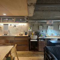 京都市左京区聖護院蓮華蔵町46の売買物件/ワイドなキッチンは造作したもの。横には子供たちがすぐ横で勉強する事が出来るようデスクが並ぶ。