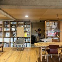 京都市左京区聖護院蓮華蔵町46の売買物件/生活に溶け込む本棚。有機的な生活部分と無機質な水回り部分の対比のバランスも良い