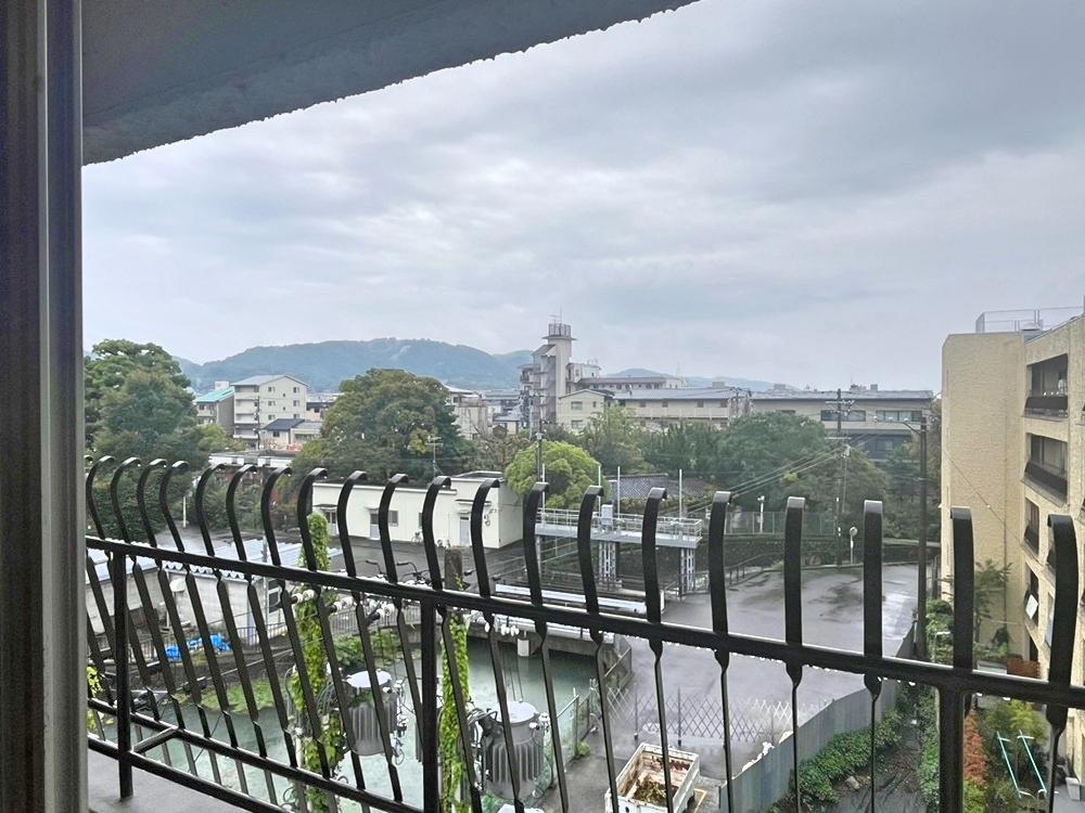 京都市左京区聖護院蓮華蔵町46の売買物件/左下の空いた空間は琵琶湖疎水（水道局敷地）なので将来的に建物が建つ心配はなさそう。撮影時は残念ながら雨天。。。