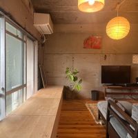 京都市左京区聖護院蓮華蔵町46の売買物件/リビングの窓際には収納BOXを兼ねたベンチ