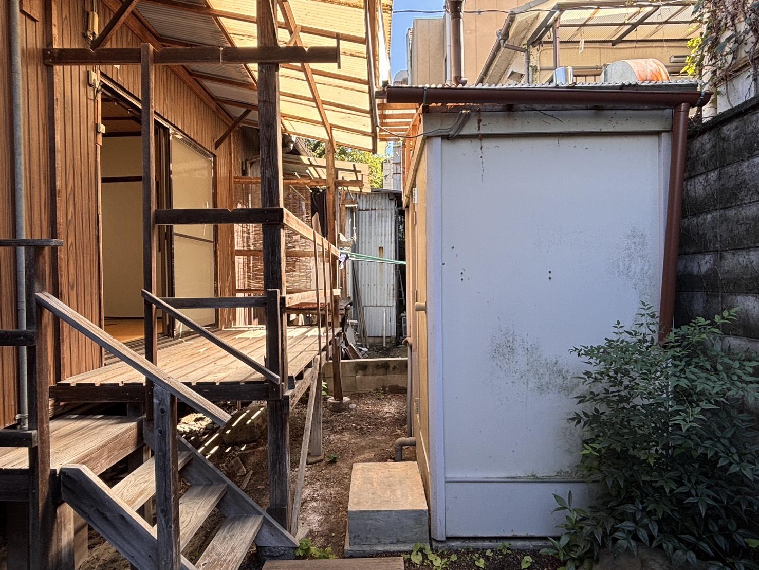 京都市左京区北白川久保田町60の賃貸物件/白い建物がお風呂です。近隣の銭湯よりは、ずっと近い。