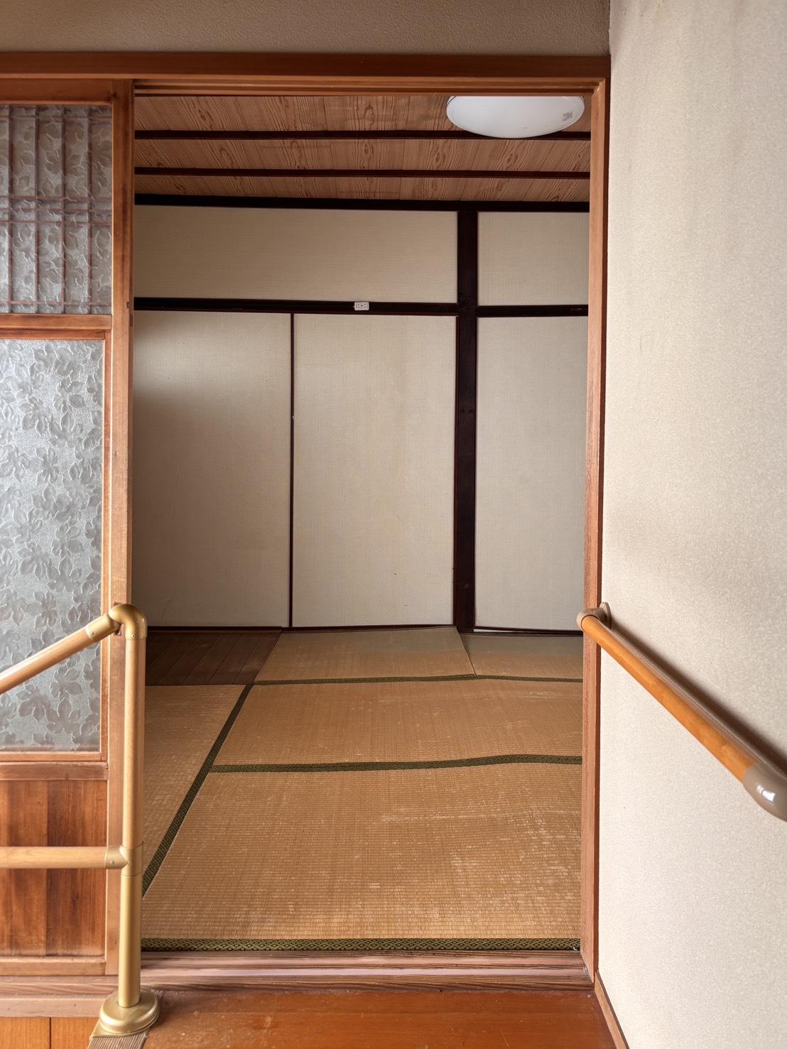 京都市左京区北白川久保田町60の賃貸物件/玄関側から見た和室。畳の傾きは、写真でも分かるほど。