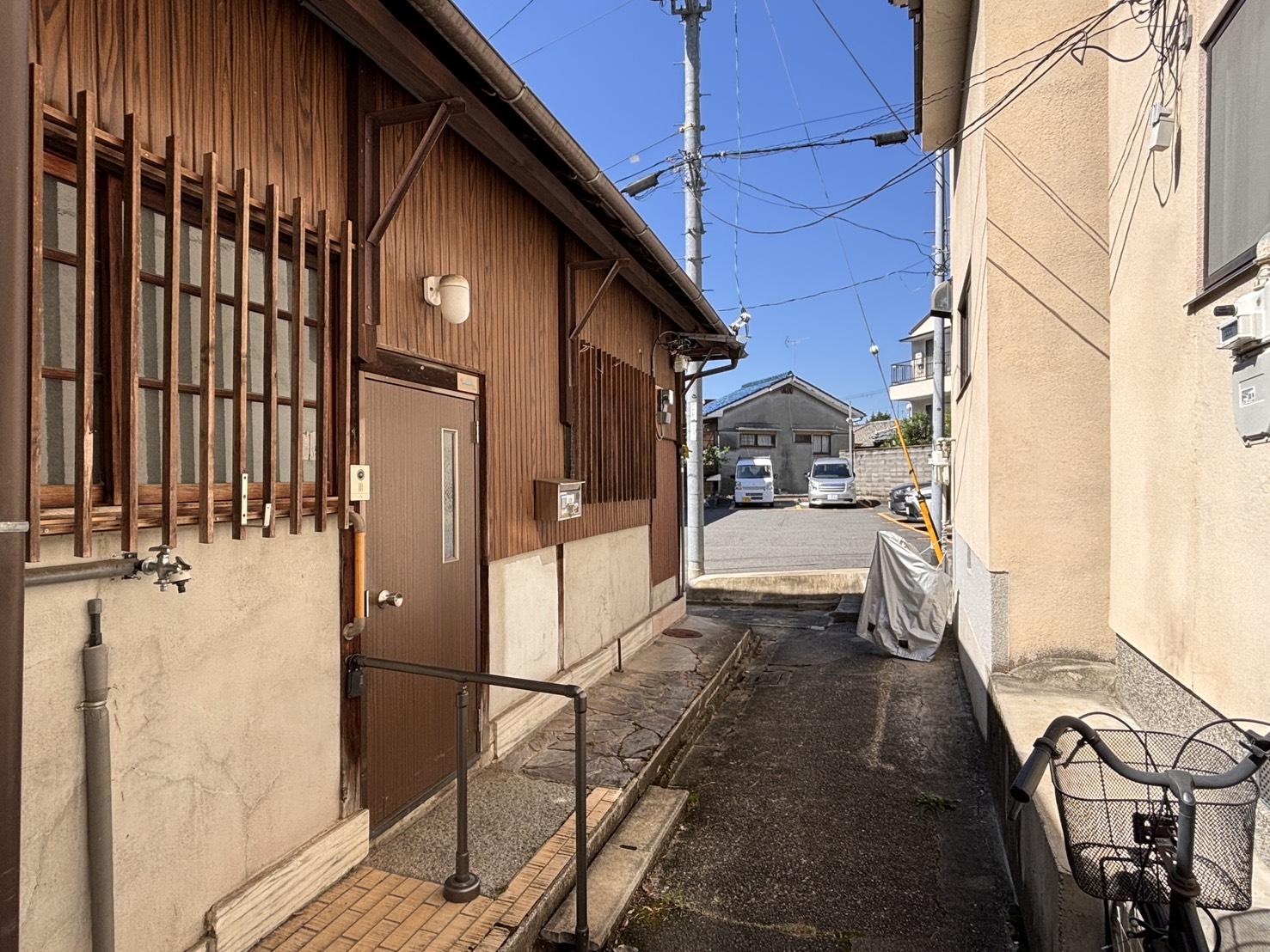 京都市左京区北白川久保田町60の賃貸物件/建物の西側には、コインパーキングなので風通しが良い