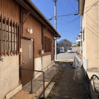 京都市左京区北白川久保田町60の賃貸物件/建物の西側には、コインパーキングなので風通しが良い