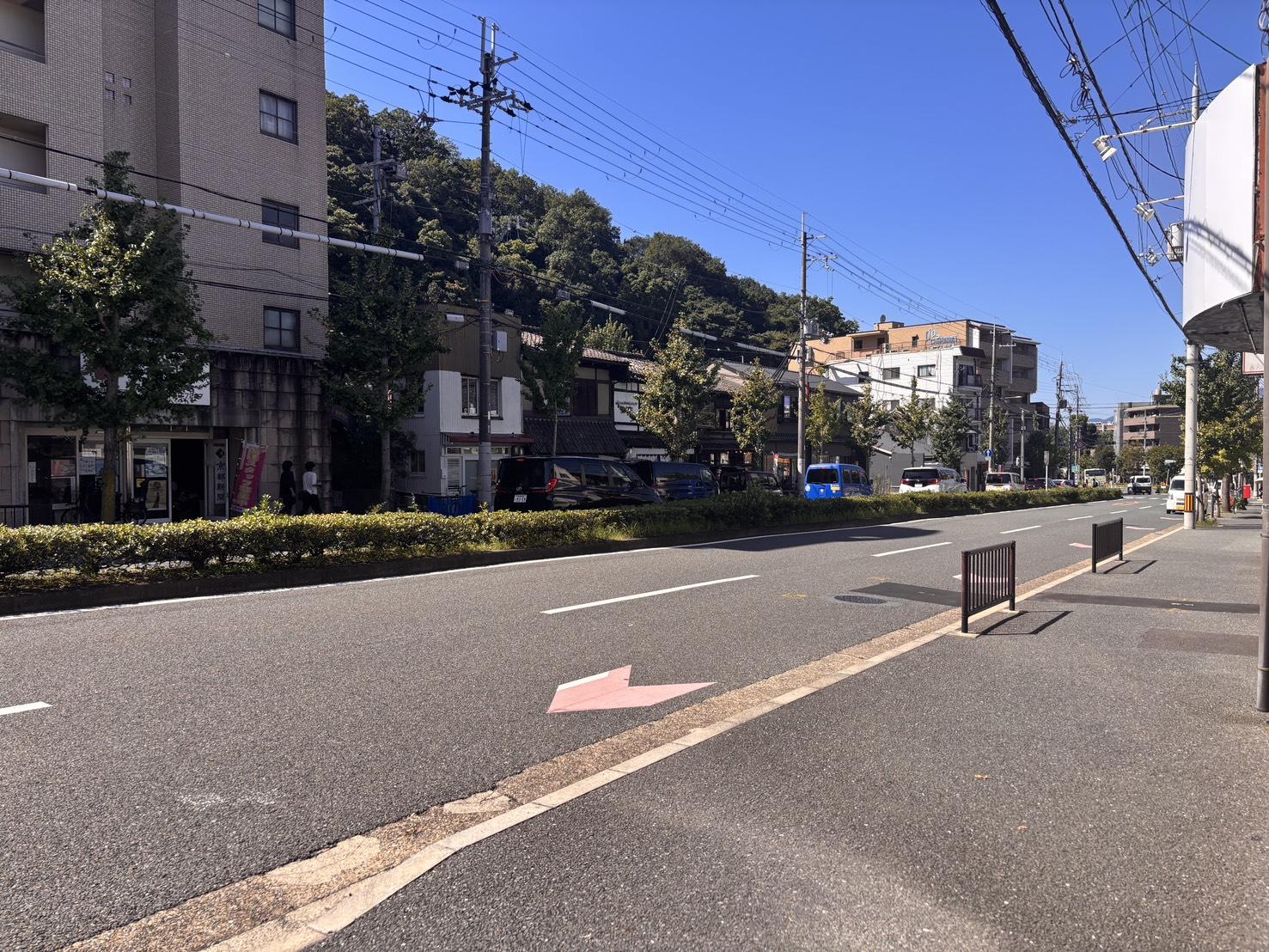 京都市左京区北白川久保田町60の賃貸物件/交通量の多い今出川通沿いですが、建物は細道の奥。道路の車の音は届きにくい一方、隣のコインパーキングは車の出入りがあり、音が気になることもありそう。