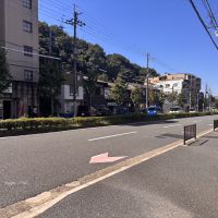 京都市左京区北白川久保田町60の賃貸物件/交通量の多い今出川通沿いですが、建物は細道の奥。道路の車の音は届きにくい一方、隣のコインパーキングは車の出入りがあり、音が気になることもありそう。