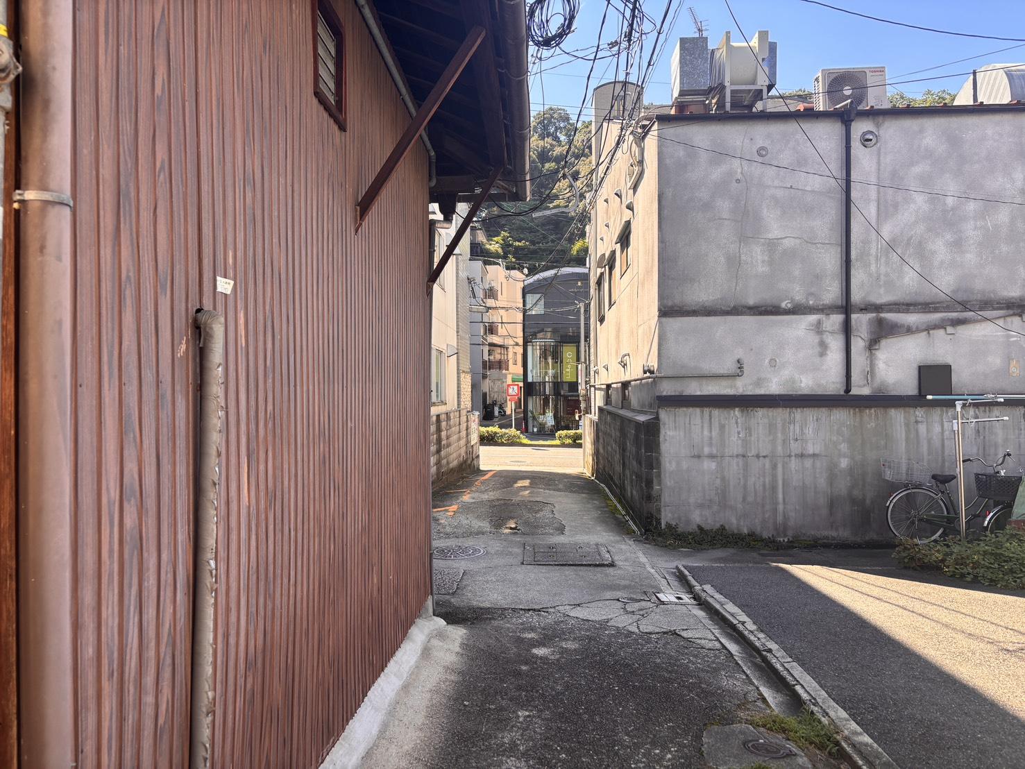 京都市左京区北白川久保田町60の賃貸物件/正面奥に見えるのが今出川通。この細道を通って物件へ。