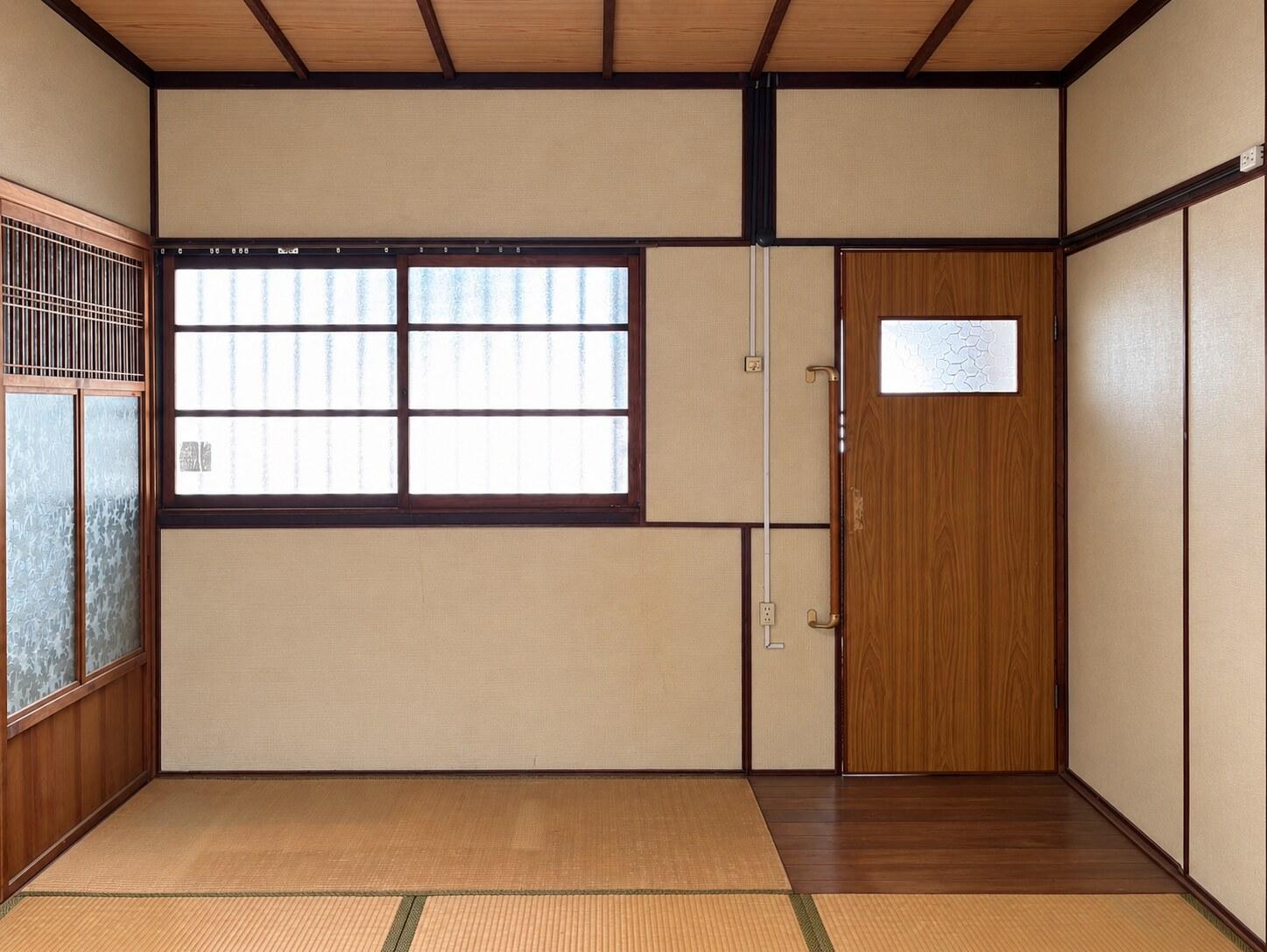 京都市左京区北白川久保田町60の賃貸物件/6畳の和室。右側の扉はトイレへの入口。