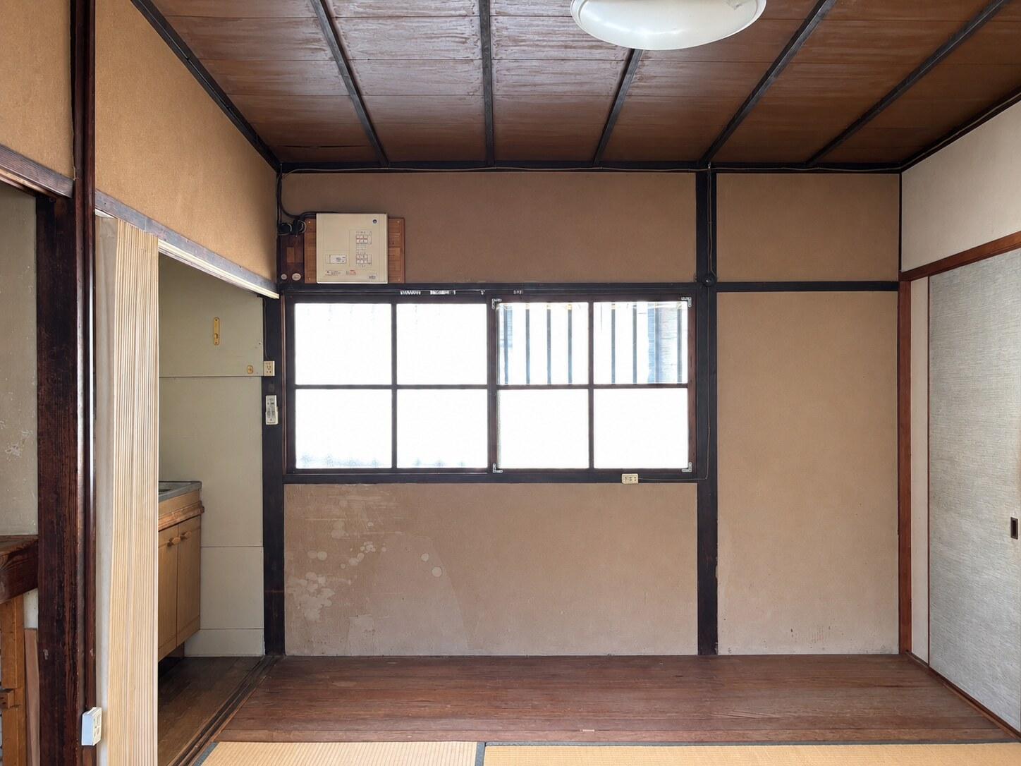 京都市左京区北白川久保田町60の賃貸物件/4帖半の和室＋板間のキッチン。北側からもやわらかい光が入ります。